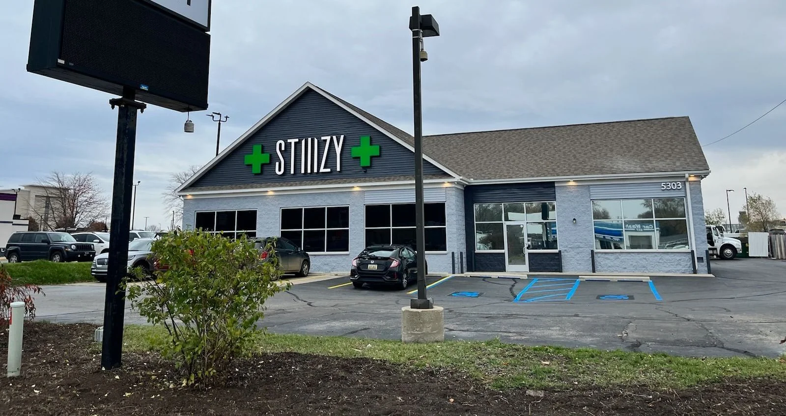 A Stiiizy storefront with new channel letter signage installed by National Sign Team
